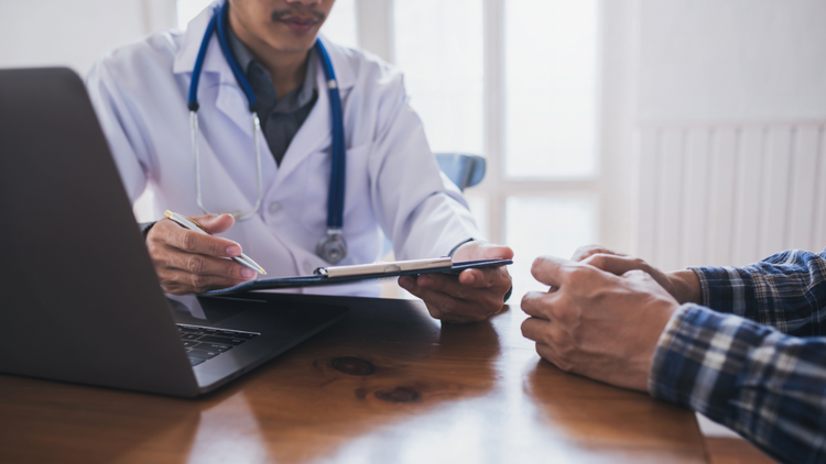 Doctor con un diagnostico en la mano.