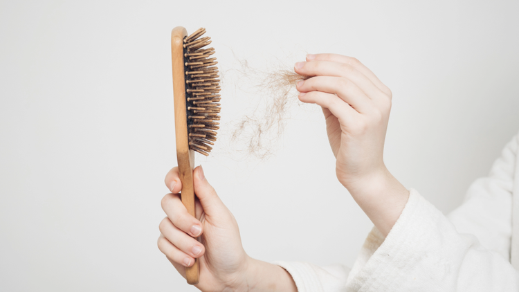 Cepillo del pelo lleno de pelos.