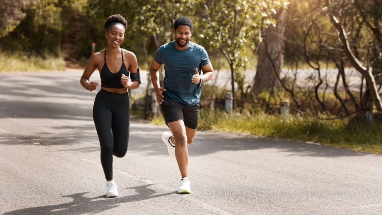 Un hombre y una mujer corriendo.