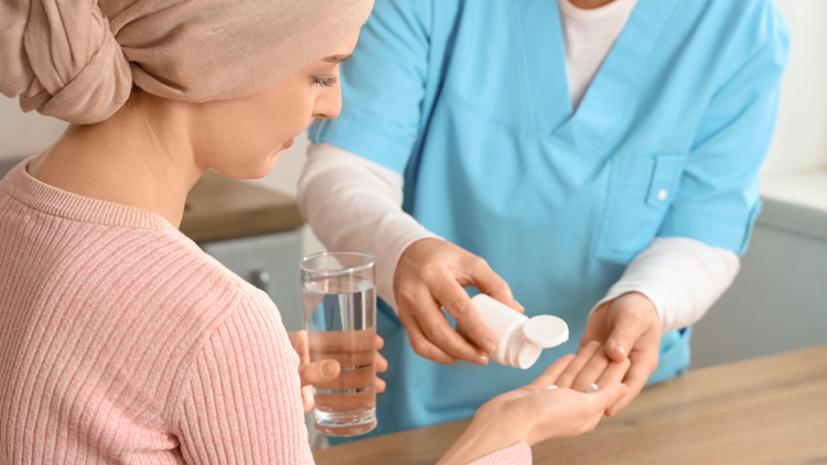 Enfermera y enfermero con una sonda