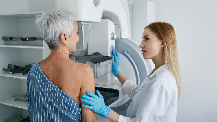 Doctora haciendo una mamografia a un paciente