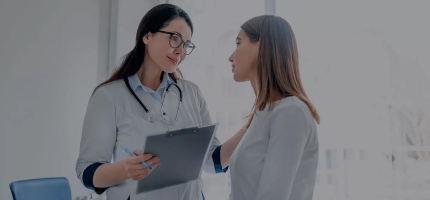 Doctora acompañando a paciente