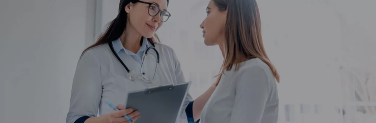 Doctora acompañando a paciente